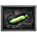 Christbaumschmuck - Gurke aus Glas in einem matten Apfelgrün mit 10cm Durchmesser in schwarzem Naturkarton