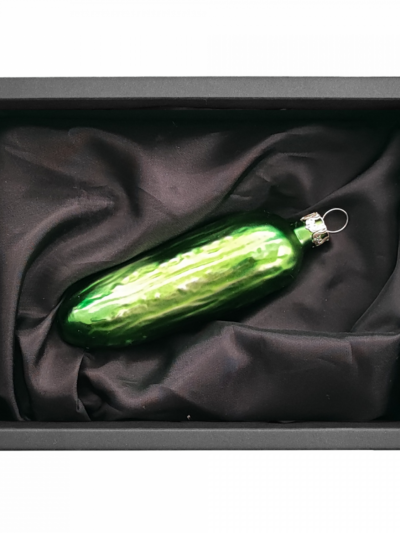 Christbaumschmuck - Gurke aus Glas in einem matten Apfelgrün mit 10cm Durchmesser in schwarzem Naturkarton
