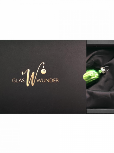 Christbaumschmuck - Gurke aus Glas in einem matten Apfelgrün mit 10cm Durchmesser in schwarzer Verpackung mit goldenem GlasWunder Logo