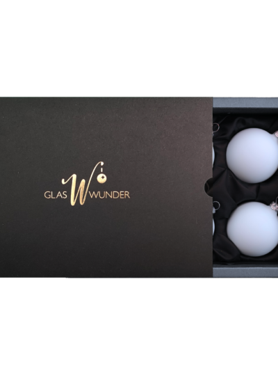 6er Set Weihnachtsbaumkugeln aus Glas von GlasWunder in softblauer matter Farbe mit 6 cm Durchmesser in schwarzer Verpackung mit goldenem GlasWunder Logo