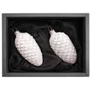 2er Set Zapfen aus Glas mit 6cm Durchmesser in softblau in einem schwarzen Naturkarton