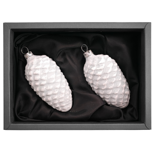 2er Set Zapfen aus Glas mit 6cm Durchmesser in softblau in einem schwarzen Naturkarton