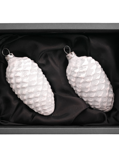 2er Set Zapfen aus Glas mit 6cm Durchmesser in softblau in einem schwarzen Naturkarton