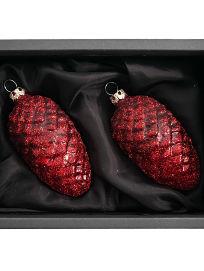 2er Set Zapfen aus Glas in Marsalarot matt mit Glitter 6cm Durchmesser in schwarzem Naturkarton