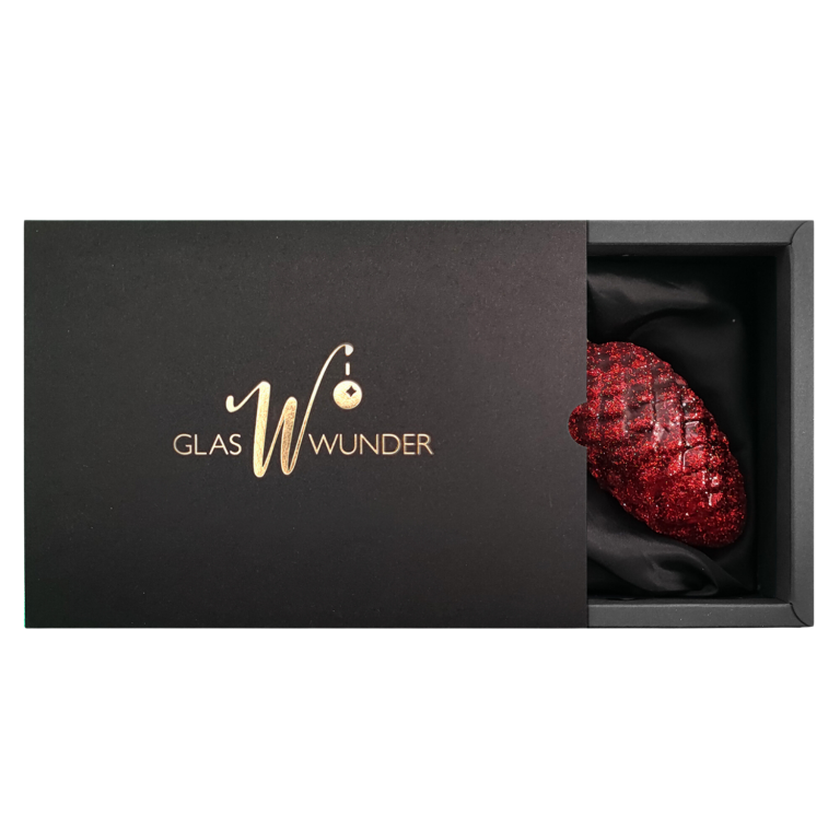 2er Set Zapfen aus Glas mit 6cm Durchmesser in Marsalarot matt und Glitter in schwarzer Verpackung mit goldenem GlasWunder Logo