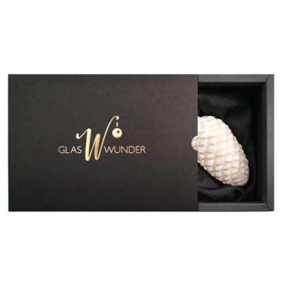 2er Set Zapfen aus Glas mit 6cm Durchmesser in Softgrün in einer schwarzen Verpackung mit goldenem GlasWunder Logo