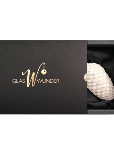 2er Set Zapfen aus Glas mit 6cm Durchmesser in Softgrün in einer schwarzen Verpackung mit goldenem GlasWunder Logo