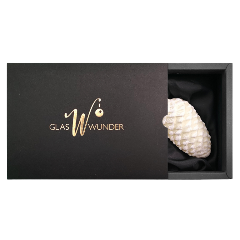 2er Set Zapfen aus Glas mit 6cm Durchmesser in Softgrün in einer schwarzen Verpackung mit goldenem GlasWunder Logo