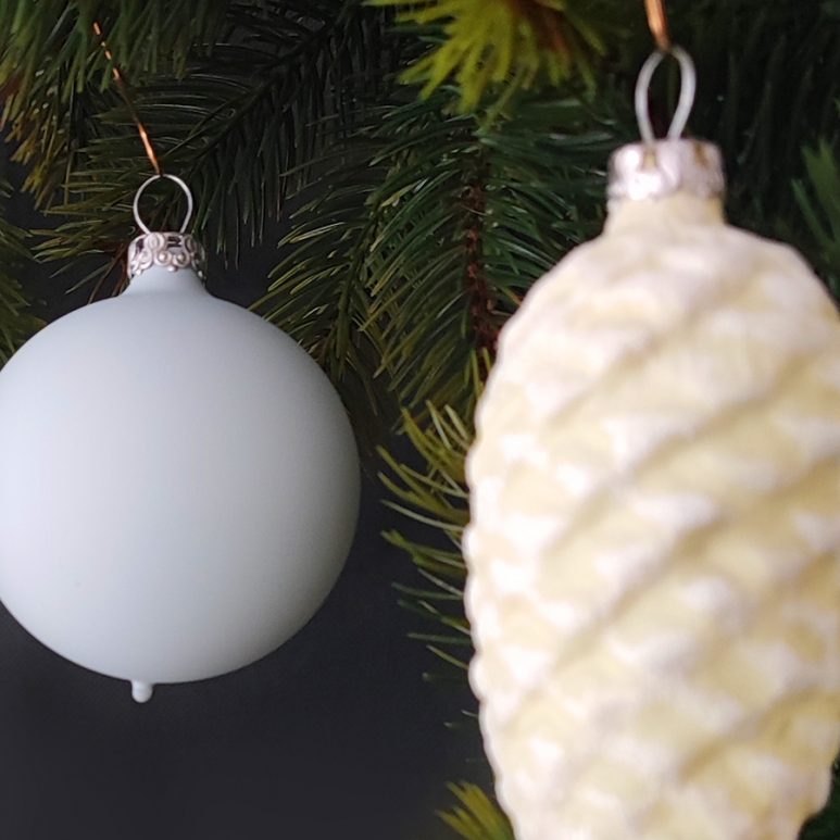 Softblaue Christbaumkugeln in matt mit 6cm Durchmesser und Tannenzapfen aus Glas mit 6cm Durchmesser in grün matt hängend am Tannenbaum