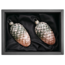 2er Set Christbaumschmuck Glaszapfen mit 6cm Durchmesser in Moosgrün matt und Glitter überzogen in einem schwarzen Naturkarton