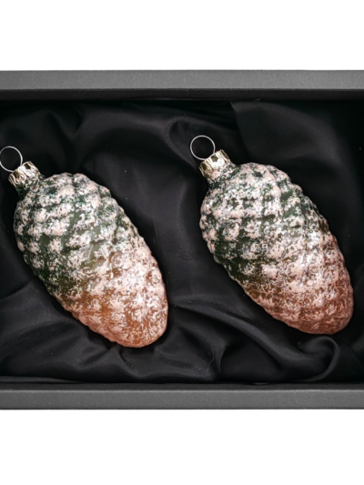 2er Set Christbaumschmuck Glaszapfen mit 6cm Durchmesser in Moosgrün matt und Glitter überzogen in einem schwarzen Naturkarton