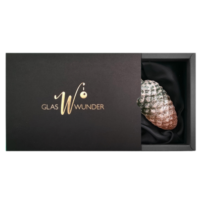 2er Set Zapfen aus Glas mit 6cm Durchmesser in einem Moosgrün matt und Glitter überzogen in schwarzer Verpackung mit goldenem GlasWunder Logo