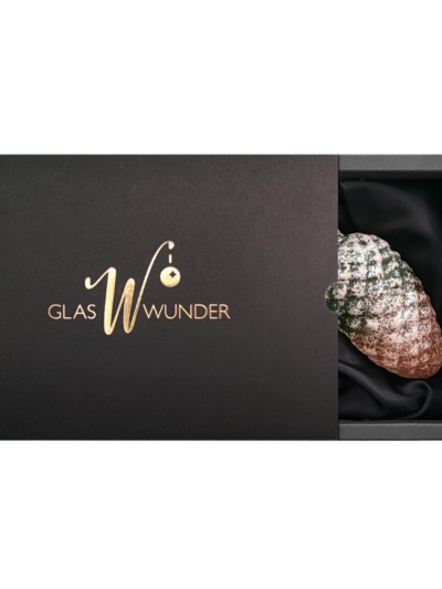 2er Set Zapfen aus Glas mit 6cm Durchmesser in einem Moosgrün matt und Glitter überzogen in schwarzer Verpackung mit goldenem GlasWunder Logo