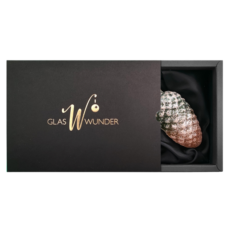 2er Set Zapfen aus Glas mit 6cm Durchmesser in einem Moosgrün matt und Glitter überzogen in schwarzer Verpackung mit goldenem GlasWunder Logo