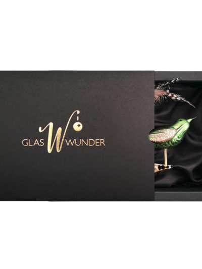 2er Set Vögelchen aus Glas mit 8cm Durchmesser in Moosgrün matt in schwarzer Verpackung mit goldenem GlasWunder Logo