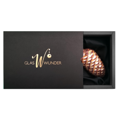 2er Set Zapfen aus Glas mit 6cm Durchmesser in Caramel Opal und Glitter in schwarzer Verpackung mit goldenem GlasWunder Logo