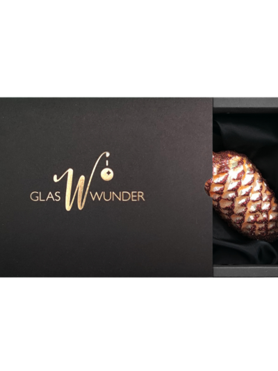 2er Set Zapfen aus Glas mit 6cm Durchmesser in Caramel Opal und Glitter in schwarzer Verpackung mit goldenem GlasWunder Logo