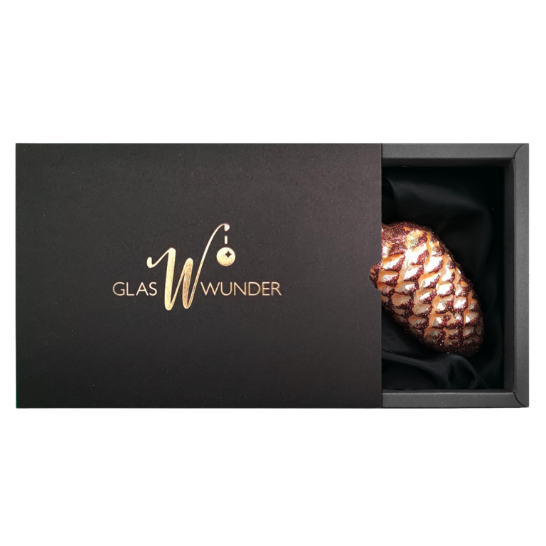 2er Set Zapfen aus Glas mit 6cm Durchmesser in Caramel Opal und Glitter in schwarzer Verpackung mit goldenem GlasWunder Logo