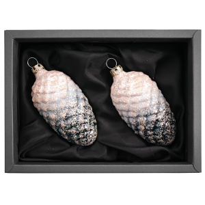 2er Set Zapfen aus Glas mit 6cm Durchmesser in Azurblau matt mit Glitter überzogen in einem schwarzen Naturkarton