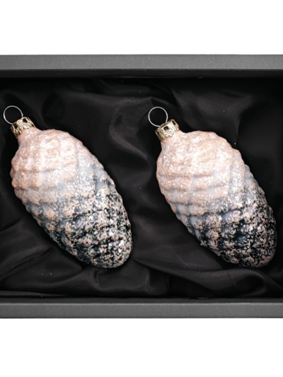 2er Set Zapfen aus Glas mit 6cm Durchmesser in Azurblau matt mit Glitter überzogen in einem schwarzen Naturkarton