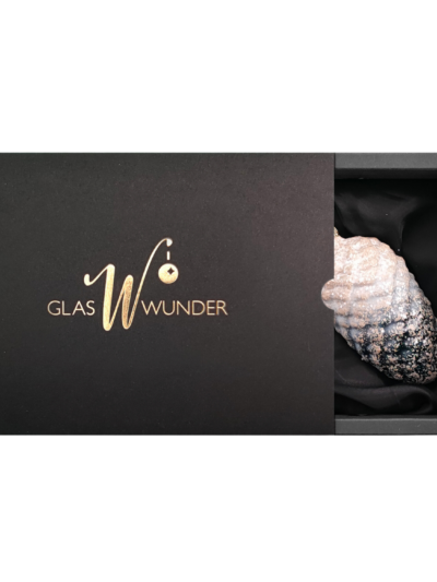 2er Set Zapfen aus Glas mit 6cm Durchmesser in Azurblau matt mit Glitter in schwarzer Verpackung und goldenem GlasWunder Logo