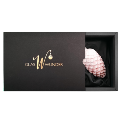 2er Set Zapfen aus Glas mit 6cm Durchmesser in einem zarten rosa matt in einer schwarzen Verpackung mit goldenem GlasWunder Logo