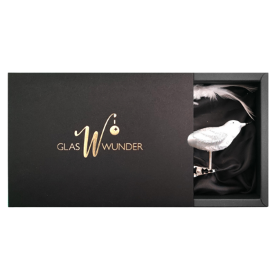 2er Set Vögelchen aus Glas mit 8cm Durchmesser in einem weißen Icing Design und schwarzer Verpackung mit goldenem GlasWunder Logo