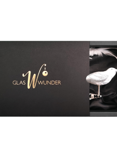 2er Set Vögelchen aus Glas mit 8cm Durchmesser in einem weißen Icing Design und schwarzer Verpackung mit goldenem GlasWunder Logo