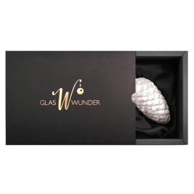 2er Set Zapfen aus Glas mit 6cm Durchmesser in einem weißen Icing Design in schwarzer Verpackung mit goldenem GlasWunder Logo