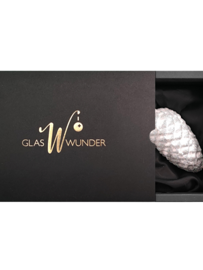 2er Set Zapfen aus Glas mit 6cm Durchmesser in einem weißen Icing Design in schwarzer Verpackung mit goldenem GlasWunder Logo