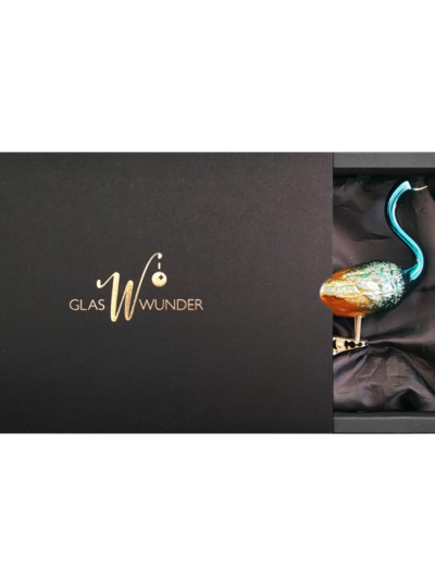 Christbaumschmuck 11cm Paradiesvogel aus Glas in glänzenden Azurblau in schwarzer Verpackung mit goldenem GlasWunder Logo