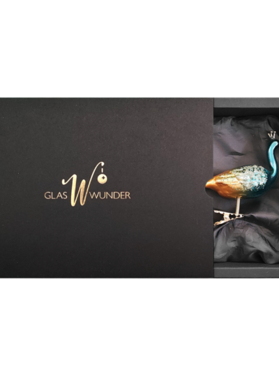 Christbaumschmuck 11cm Pfau aus Glas in Azurblau mit einer schwarzen Verpackung und goldenem GlasWunder Logo