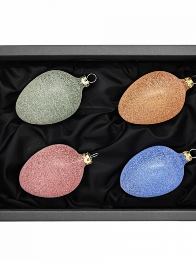 4 Ostereier aus Glas in einem transparenten Grün, Orange, Rot und Blau mit Glitzer überzogen und 6cm Durchmesser in einem schwarzen Naturkarton