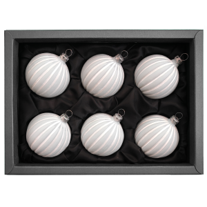 6er Set Christbaumkugeln aus Glas in einem matten Softblau und Rillen Design mit 6cm Durchmesser in einem schwarzen Naturkarton