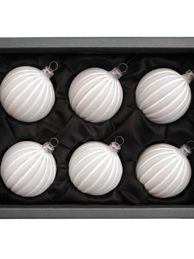 6er Set Christbaumkugeln aus Glas in einem matten Softblau und Rillen Design mit 6cm Durchmesser in einem schwarzen Naturkarton