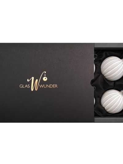 6er Set Christbaumkugeln aus Glas in einem matten Softblau und Rillen Design mit 6cm Durchmesser in einer schwarzen Verpackung mit goldenem GlasWunder Logo