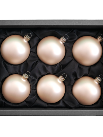 6er Set Christbaumkugeln aus Glas in einem matten Champagner mit 6cm Durchmesser in einem schwarzen Naturkarton