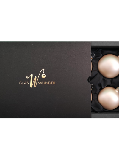 6er Set Christbaumkugeln aus Glas in einem matten Champagner mit 6cm Durchmesser in einer schwarzen Verpackung mit goldenem GlasWunder Logo