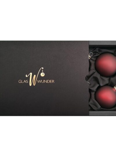6er Set Christbaumkugeln aus Glas mit 6cm Durchmesser in einem dunklen Rotton in einer schwarzen Verpackung mit goldenem GlasWunder Logo