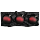 3er Set Christbaumkugeln aus Glas mit 8cm Durchmesser in einem dunklen Rotton auf einem schwarzen Seidentuch