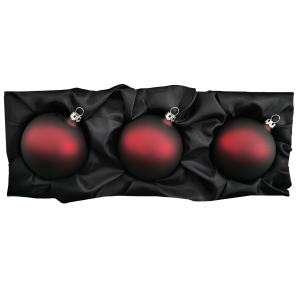 3er Set Christbaumkugeln aus Glas mit 8cm Durchmesser in einem dunklen Rotton auf einem schwarzen Seidentuch