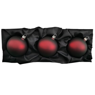 3er Set Christbaumkugeln aus Glas mit 8cm Durchmesser in einem dunklen Rotton auf einem schwarzen Seidentuch
