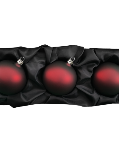 3er Set Christbaumkugeln aus Glas mit 8cm Durchmesser in einem dunklen Rotton auf einem schwarzen Seidentuch