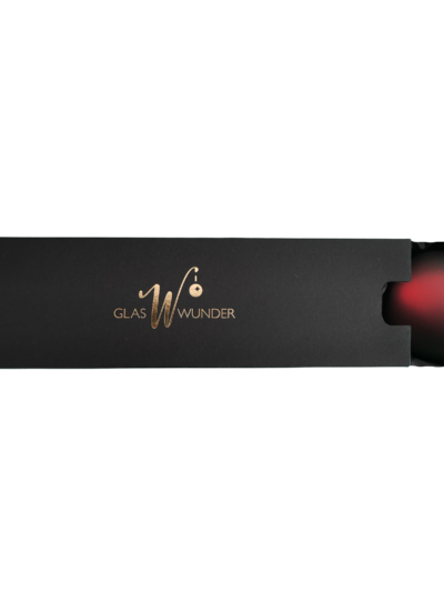 3er Set Christbaumkugeln aus Glas mit 8cm Durchmesser in einem dunklen Rotton in einer schwarzen Verpackung mit goldenem GlasWunder Logo