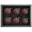 6er Set Christbaumkugeln aus Glas mit 6cm Durchmesser in einem transparenten Rotton und Glitzerrillen in einem schwarzen Naturkarton