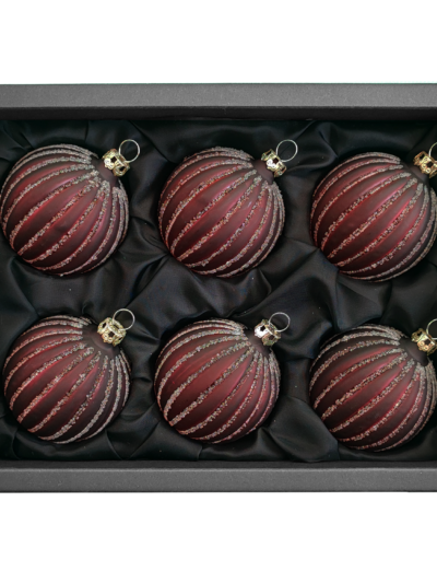 6er Set Christbaumkugeln aus Glas mit 6cm Durchmesser in einem transparenten Rotton und Glitzerrillen in einem schwarzen Naturkarton