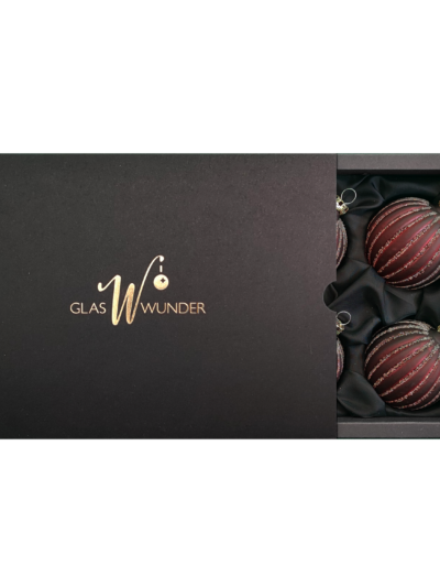 6er Set Christbaumkugeln aus Glas mit 6cm Durchmesser in einem transparenten Rotton und Glitzerrillen in einer schwarzen Verpackung mit goldenem GlasWunder Logo