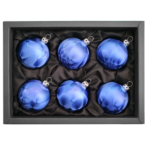 6er Set Christbaumkugeln aus Glas mit 6cm Durchmesser in einem dunklen Blauton und Icing-Design in einem schwarzen Naturkarton