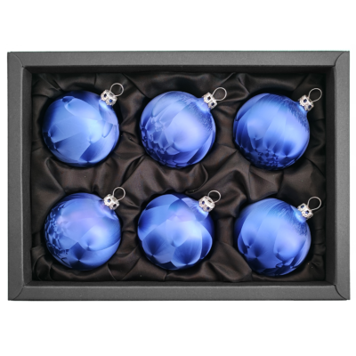 6er Set Christbaumkugeln aus Glas mit 6cm Durchmesser in einem dunklen Blauton und Icing-Design in einem schwarzen Naturkarton