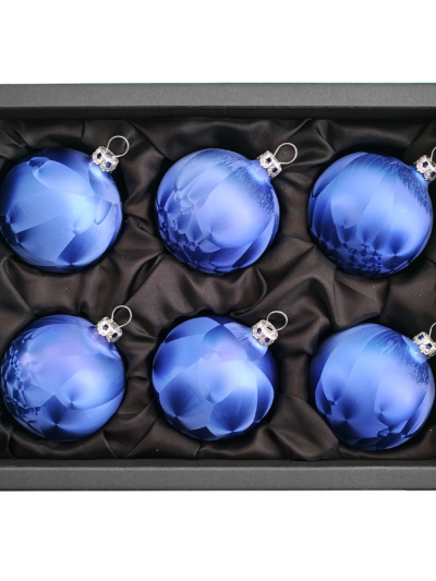 6er Set Christbaumkugeln aus Glas mit 6cm Durchmesser in einem dunklen Blauton und Icing-Design in einem schwarzen Naturkarton